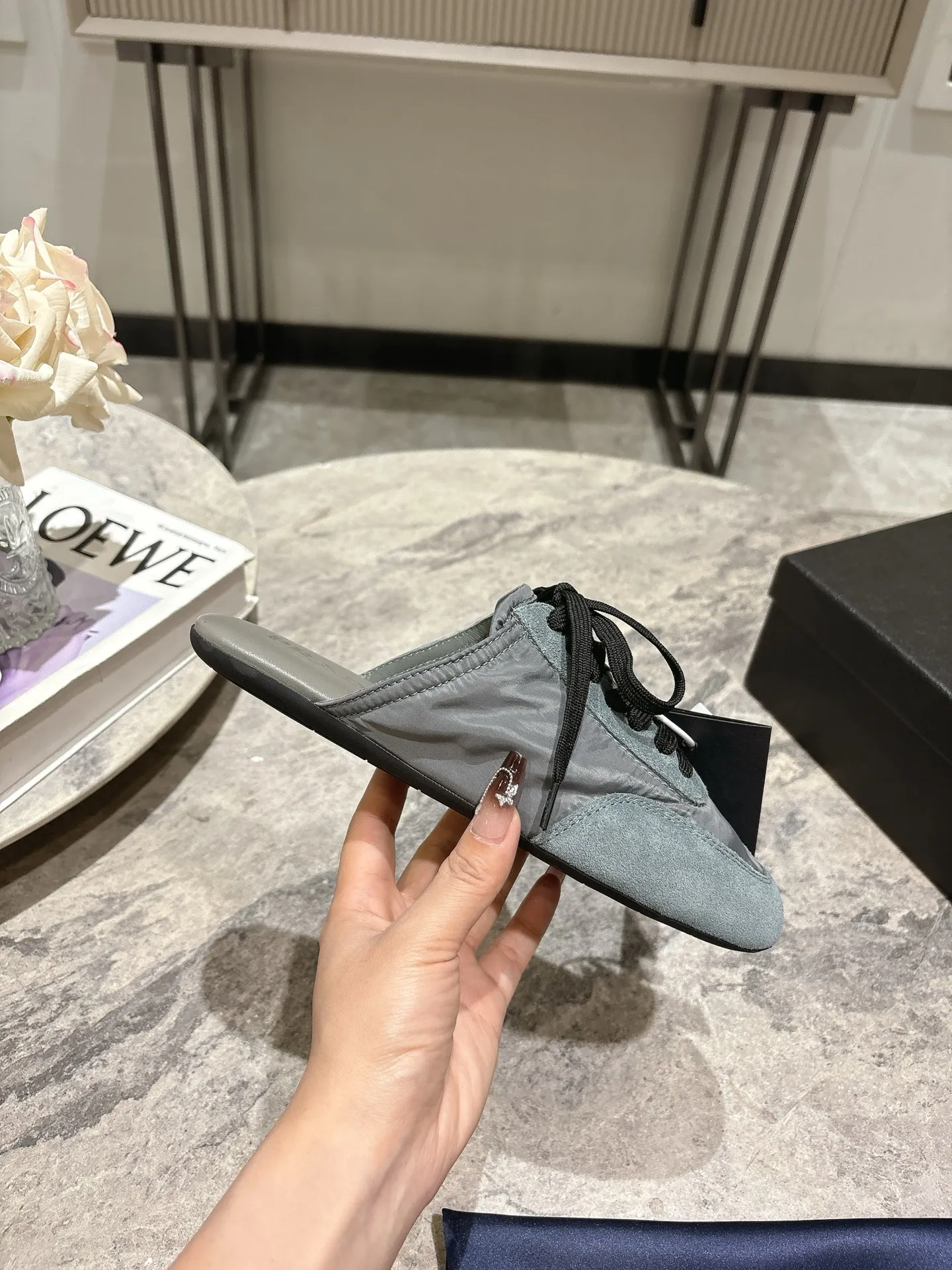 👟👟Ex-factory price 502👟👟 Prada Prada spring and summer show thin-soled moral training shoes for women. The 25ss show style item with the highest export rate. The suede upper has a texture, and the inner sheepskin is wrapped. It is soft and waxy. The insole is thickened with lambskin. It is extremely comfortable to step on, has a sense of support, and feels well wrapped. The shoe shape is full of wrapping, light, easy to wear and practical, a casual shoe, original molded rubber outsole Size: 35-39 (40 41 customized, non-refundable)